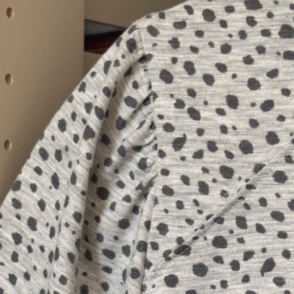 DEMOCRACY SHIRT. GRAY LEOPARD PRINT KNIT FABRIC. CREW NECK. PETITE XL. LIKE NEW - Picture 7 of 12